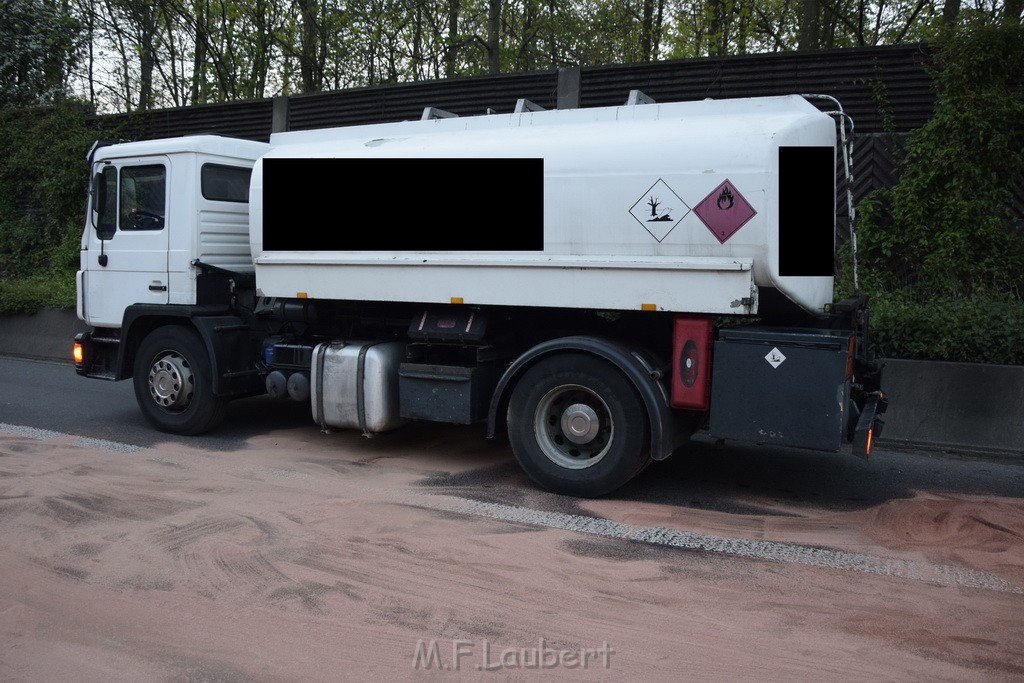 A 4 Rich Olpe vor Rodenkirchener Bruecke Heizoel LKW verliert Heizoel P15.JPG - Miklos Laubert